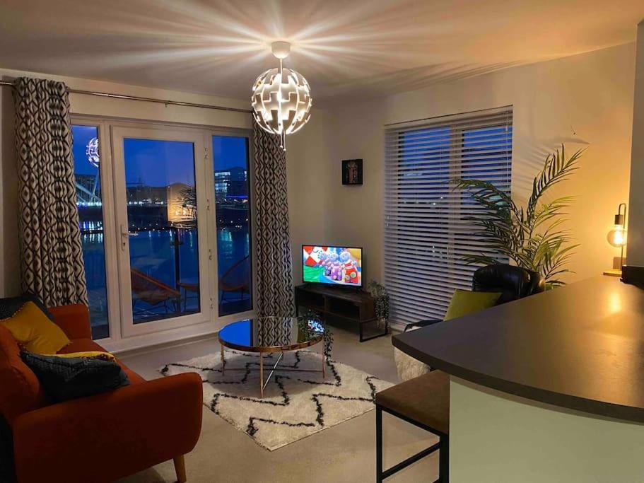 Luxury 2 Bedroom Waterfront Apartment With Balcony นิวพอร์ต ภายนอก รูปภาพ