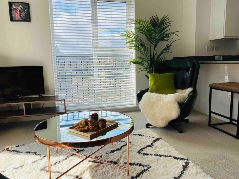 Luxury 2 Bedroom Waterfront Apartment With Balcony นิวพอร์ต ภายนอก รูปภาพ