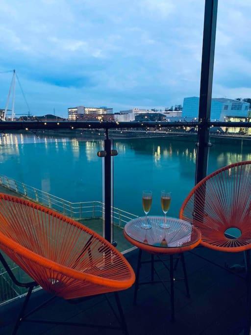 Luxury 2 Bedroom Waterfront Apartment With Balcony นิวพอร์ต ภายนอก รูปภาพ