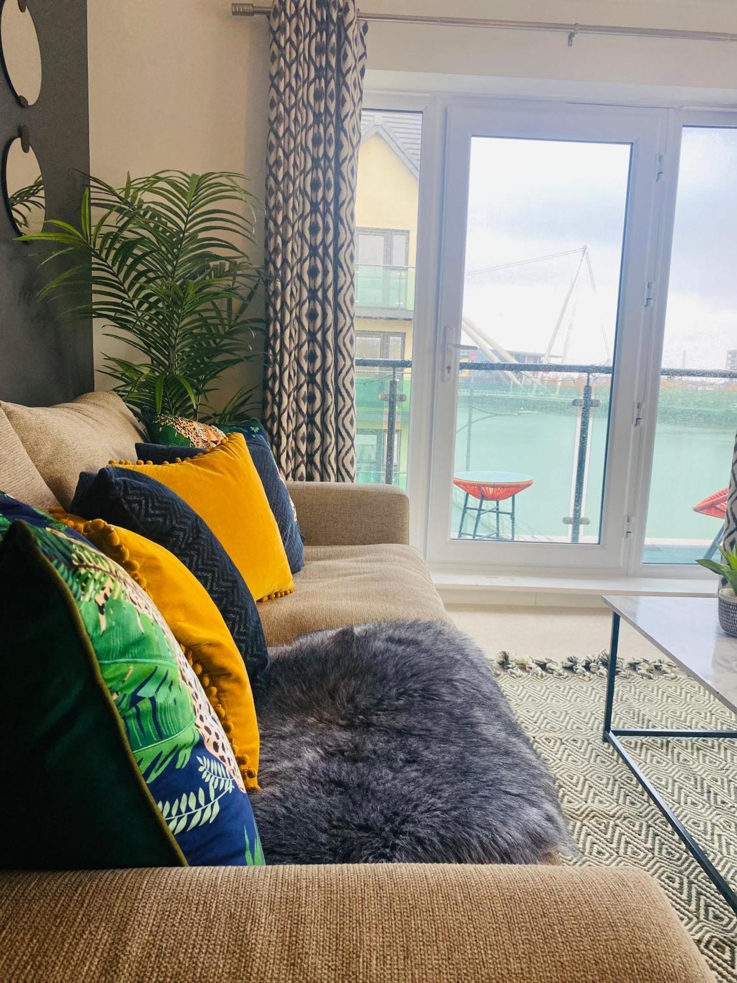 Luxury 2 Bedroom Waterfront Apartment With Balcony นิวพอร์ต ภายนอก รูปภาพ